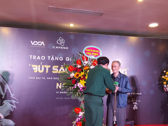 Trao giải thưởng Bút sắc - Lòng trong cho Đại tá, nhà báo lão thành Nguyễn Khắc Tiếp - Ảnh 6.