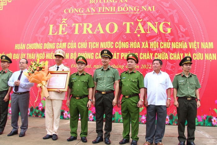 Trao Huân chương Dũng cảm của Chủ tịch nước cho đại úy cảnh sát cứu sống 4 người - Ảnh 2.