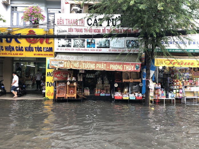 CLIP: Người dân nhiều nơi ở TP HCM, Bình Dương ngụp lặn sau cơn mưa lớn - Ảnh 7.