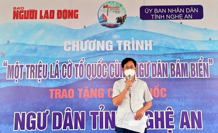 Trao tặng ngư dân tỉnh Nghệ An 5.000 lá cờ Tổ quốc - Ảnh 4.