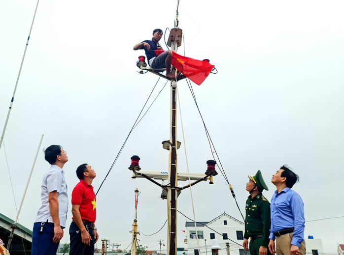 Trao tặng ngư dân tỉnh Nghệ An 5.000 lá cờ Tổ quốc - Ảnh 6.