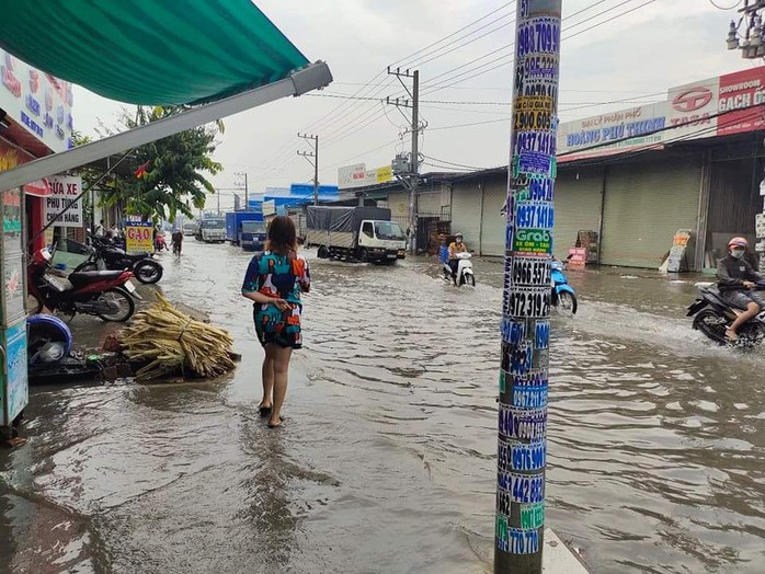 CLIP: Người dân nhiều nơi ở TP HCM, Bình Dương ngụp lặn sau cơn mưa lớn - Ảnh 16.