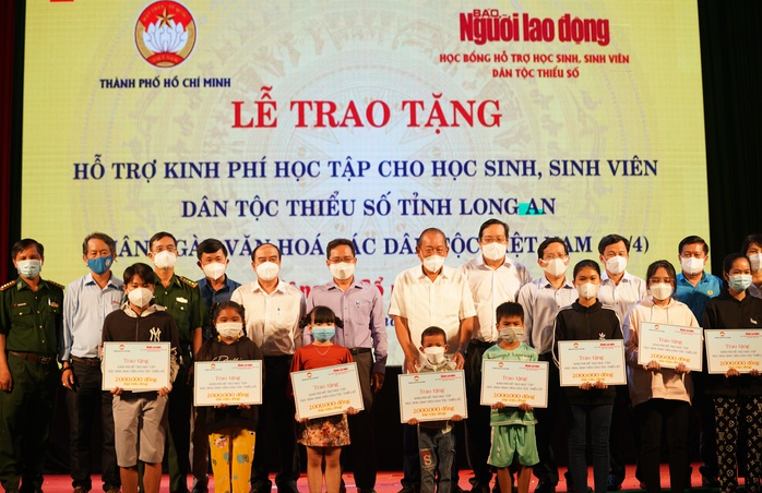 Thêm 100 phần học bổng đến với học sinh nghèo - Ảnh 1.