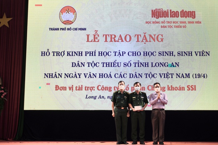 Con em công nhân dân tộc thiểu số Long An vui mừng nhận học bổng hỗ trợ học tập - Ảnh 4.