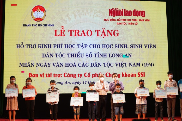 Con em công nhân dân tộc thiểu số Long An vui mừng nhận học bổng hỗ trợ học tập - Ảnh 7.