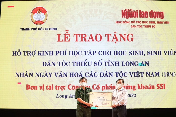 Con em công nhân dân tộc thiểu số Long An vui mừng nhận học bổng hỗ trợ học tập - Ảnh 5.