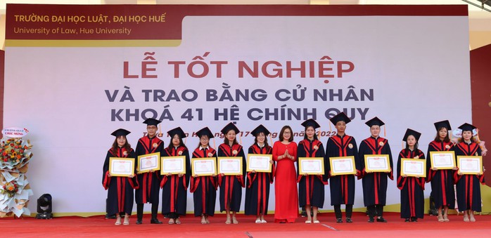 Hơn 800 sinh viên tốt nghiệp ngành luật tại Huế - Ảnh 4.