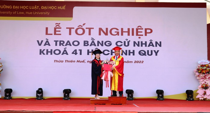 Hơn 800 sinh viên tốt nghiệp ngành luật tại Huế - Ảnh 3.