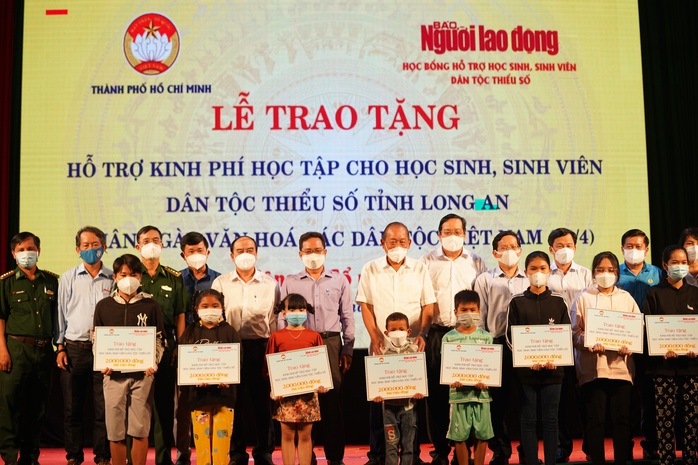 Con em công nhân dân tộc thiểu số Long An vui mừng nhận học bổng hỗ trợ học tập - Ảnh 2.