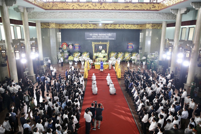 Vợ ông Lê Hòa Bình: Vẫn không thể tin anh đã ra đi mãi mãi - Ảnh 1.