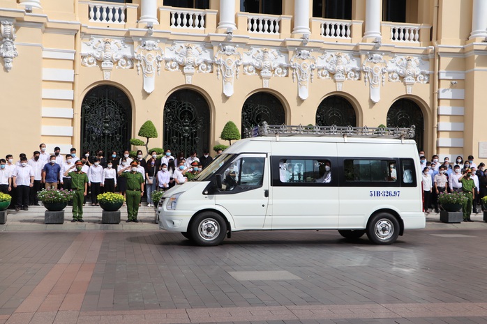 Tiễn người ra đi, người ở lại dốc sức cho công việc - Ảnh 1.