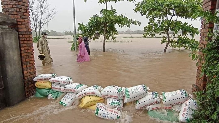Thừa Thiên - Huế: Giao thông chia cắt, nông dân nguy cơ trắng tay vì mưa lũ trái mùa - Ảnh 1.