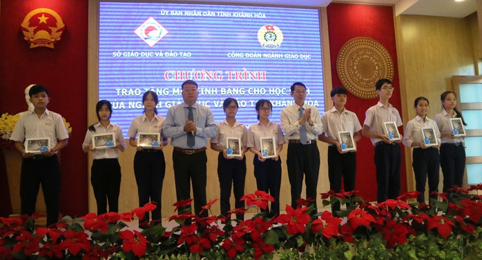 Khánh Hòa: Tặng 1.000 máy tính bảng cho học sinh - Ảnh 1.