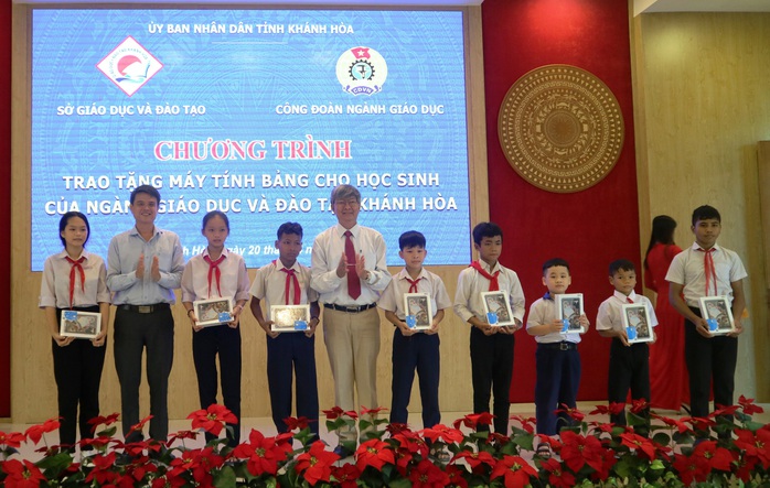 Khánh Hòa: Tặng 1.000 máy tính bảng cho học sinh - Ảnh 2.