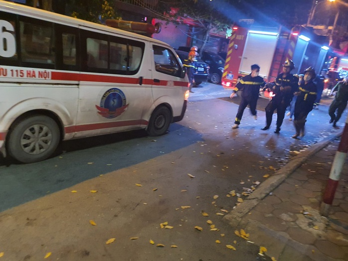NÓNG: 5 người tử vong trong đám cháy lớn lúc rạng sáng ở Hà Nội - Ảnh 2.