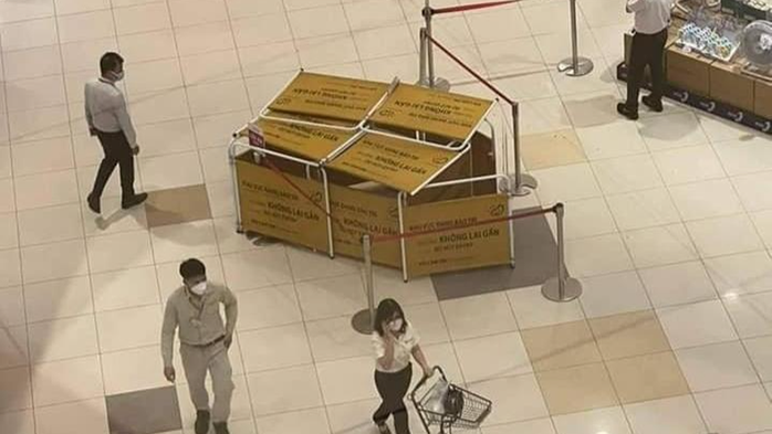 Khách hàng hoảng hốt vì 1 người rơi từ lầu 2 xuống đất ở siêu thị Aeon Mall Bình Dương - Ảnh 1.