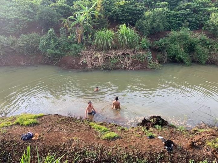 Nhói lòng hình ảnh cha mẹ đau đớn ôm thi thể con trai bị chết đuối - Ảnh 1.