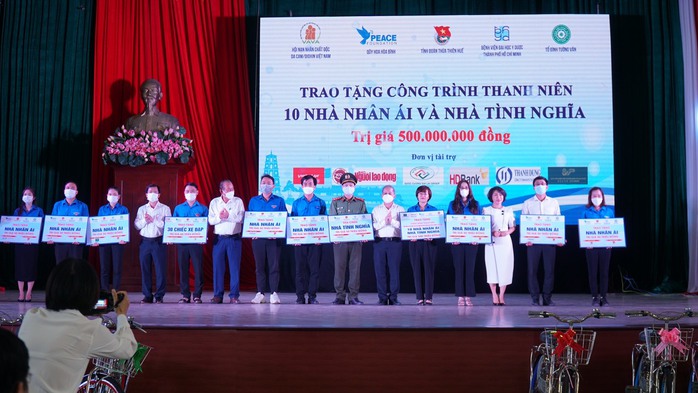 Trao 100 suất học bổng cho học sinh, sinh viên dân tộc thiểu số tỉnh Thừa Thiên - Huế - Ảnh 5.