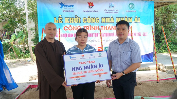 Trao 100 suất học bổng cho học sinh, sinh viên dân tộc thiểu số tỉnh Thừa Thiên - Huế - Ảnh 6.