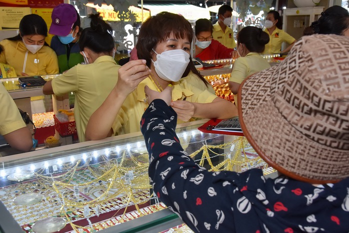 Giá vàng hôm nay 23-4: Tiêu tan hơn nửa triệu đồng/lượng sau một đêm - Ảnh 1.