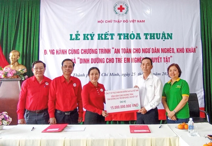 Nutifood cùng Hội Chữ Thập Đỏ Việt Nam hỗ trợ trẻ em và ngư dân nghèo - Ảnh 1.