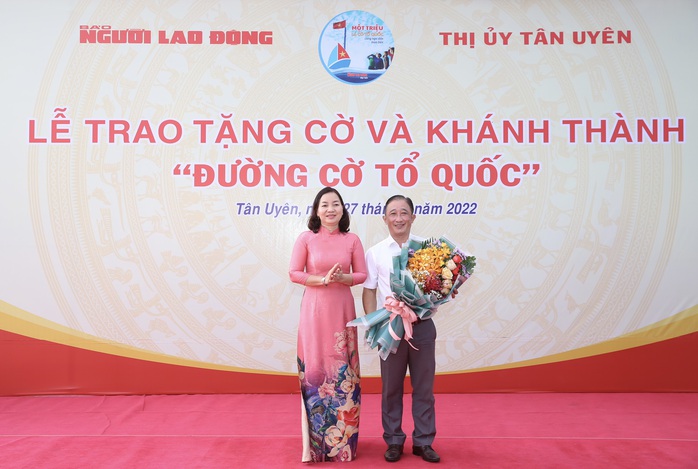 Trao tặng cờ và khánh thành Đường cờ Tổ quốc tại Bình Dương  - Ảnh 2.