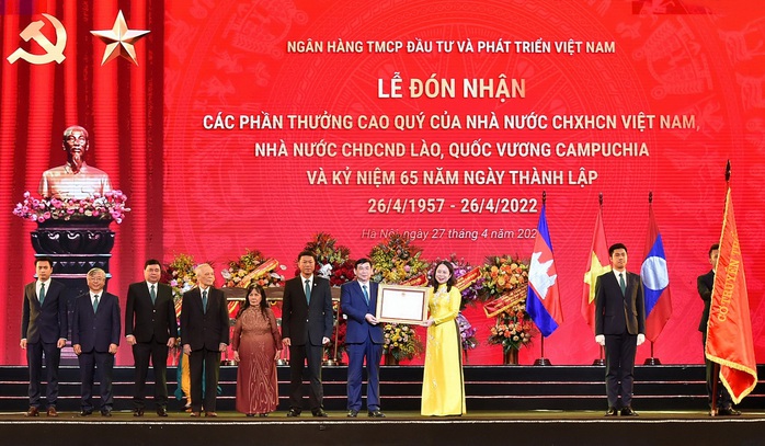 BIDV đón nhận các phần thưởng cao quý và kỷ niệm 65 năm ngày thành lập - Ảnh 1. BIDV đón nhận các phần thưởng cao quý và kỷ niệm 65 năm ngày thành lập - Ảnh 1.
