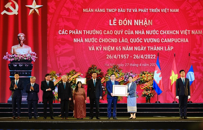 BIDV đón nhận các phần thưởng cao quý và kỷ niệm 65 năm ngày thành lập - Ảnh 2. BIDV đón nhận các phần thưởng cao quý và kỷ niệm 65 năm ngày thành lập - Ảnh 2.