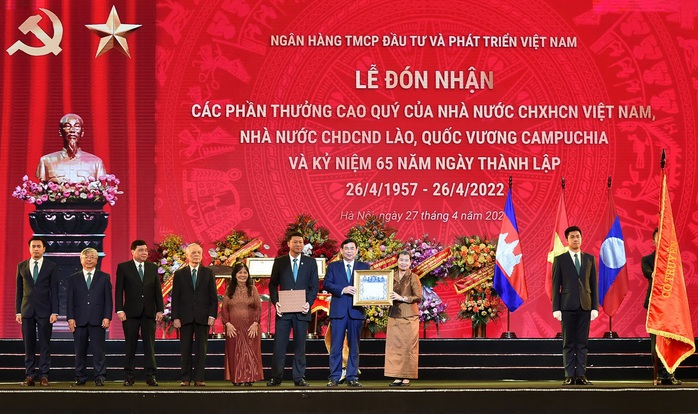 BIDV đón nhận các phần thưởng cao quý và kỷ niệm 65 năm ngày thành lập - Ảnh 3. BIDV đón nhận các phần thưởng cao quý và kỷ niệm 65 năm ngày thành lập - Ảnh 3.
