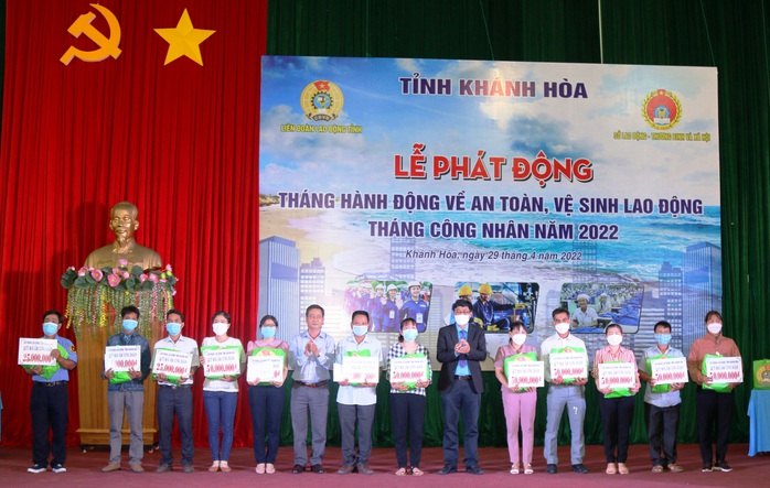 Trao tặng 20 suất học bổng cho con CNVC-LĐ dân tộc thiểu số - Ảnh 1.