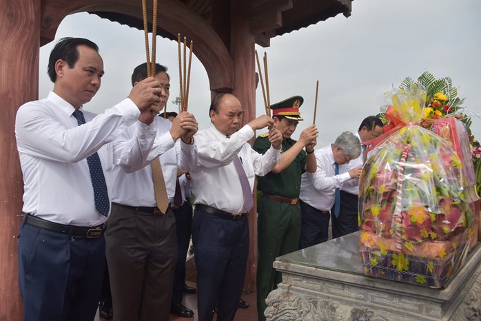 Chủ tịch nước ký phát hành bộ tem đặc biệt tại Thành cổ Quảng Trị - Ảnh 1.