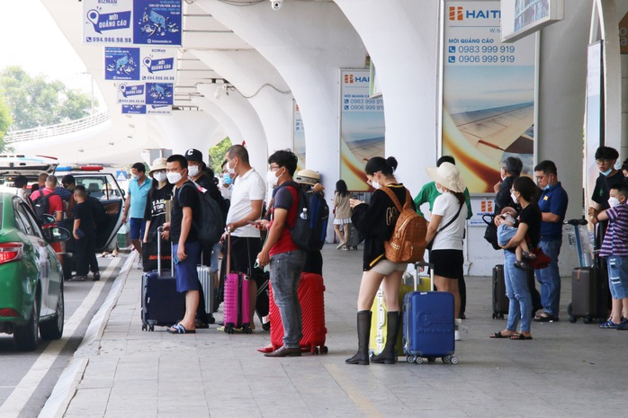 Du khách Hà Nội vui mừng khi được nhận lại 22 triệu đồng đánh rơi ở sân bay Đà Nẵng - Ảnh 1.