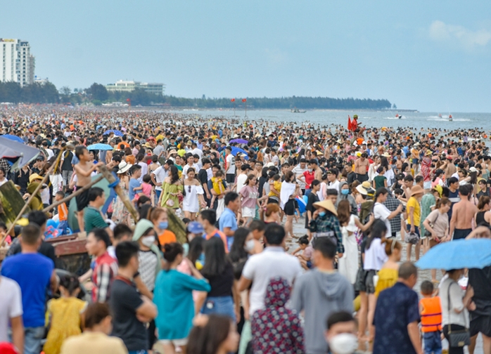 Gần 900.000 lượt khách tới Thanh Hóa trong 4 ngày nghỉ lễ - Ảnh 1.