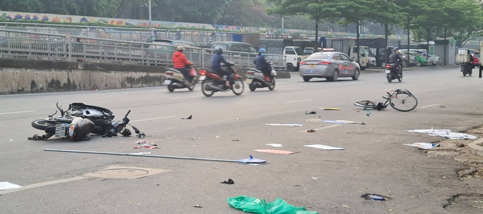 Đi làm về lúc rạng sáng, người phụ nữ bán hàng rong ở phố cổ bị xe máy tông tử vong - Ảnh 1.