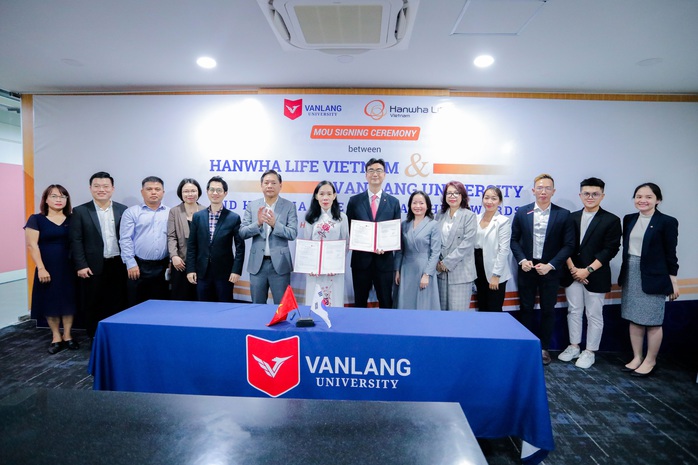 Hanwha Life Việt Nam trao tặng 200 triệu đồng học bổng cho sinh viên - Ảnh 1. Hanwha Life Việt Nam trao tặng 200 triệu đồng học bổng cho sinh viên - Ảnh 1.