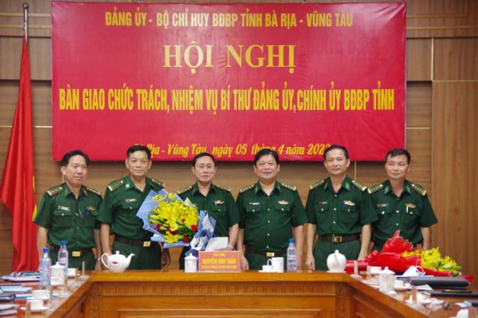 Bàn giao nhiệm vụ Bí thư Đảng ủy, Chính ủy Bộ đội Biên phòng tỉnh Bà Rịa -Vũng Tàu - Ảnh 1.