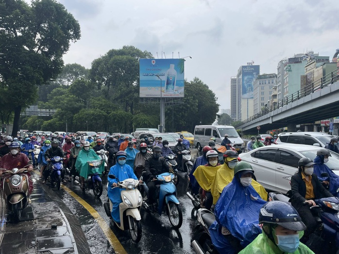 Tập trung giải bài toán ùn tắc - Ảnh 1.