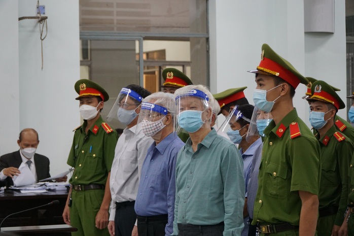 Xét xử sai phạm đất đai ở Khánh Hòa: Cựu chủ tịch tỉnh khóc tại tòa - Ảnh 1.