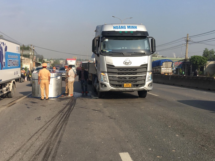 Ớn lạnh cuộn thép hàng chục tấn lao lên ca bin xe tải rồi rơi xuống đường - Ảnh 2.