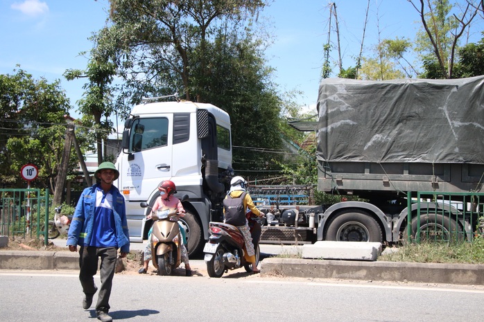 Vụ phản ứng vì đóng lối qua đường Nguyễn Hoàng: Sẽ mở lối thuận lợi cho người dân đi - Ảnh 2.
