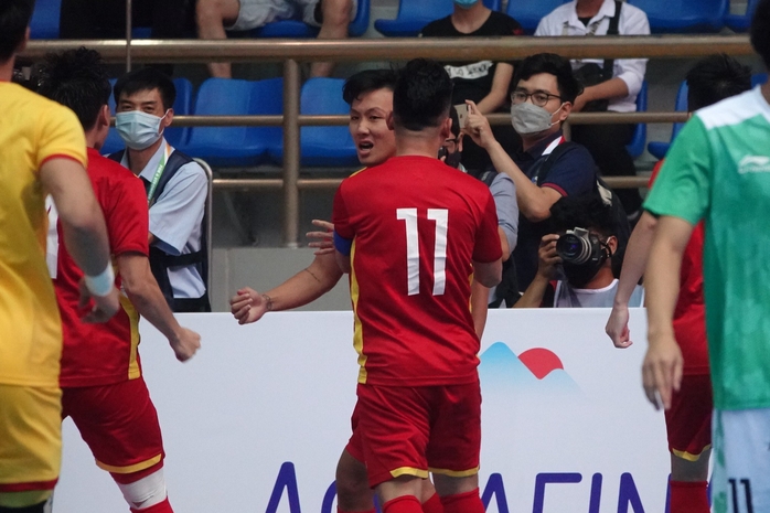 Tuyển Việt Nam bị cầm hòa, Thái Lan thắng đậm ngày ra quân môn Futsal SEA Games 31 - Ảnh 2.