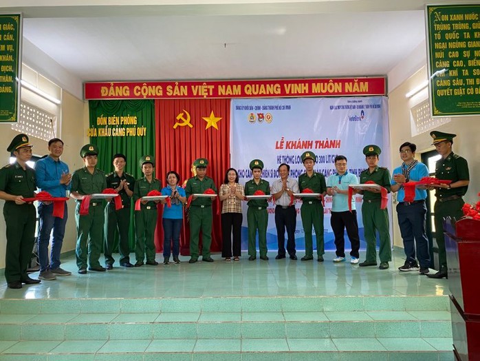 Trao tặng 500 lá cờ Tổ quốc cho ngư dân huyện đảo Phú Quý – Bình Thuận - Ảnh 2.