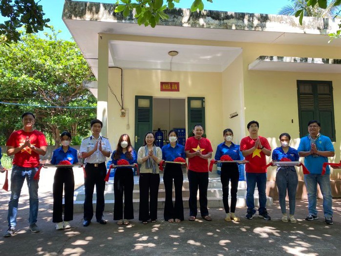 Trao tặng 500 lá cờ Tổ quốc cho ngư dân huyện đảo Phú Quý – Bình Thuận - Ảnh 3.