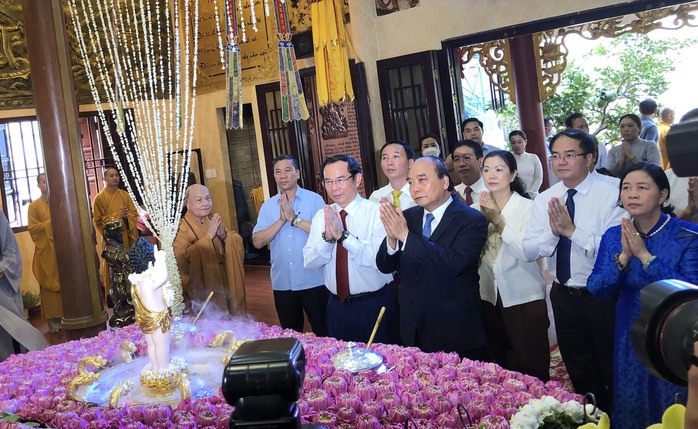 Chủ tịch nước Nguyễn Xuân Phúc thăm, chúc mừng Đại lễ Phật đản tại TP HCM - Ảnh 1.