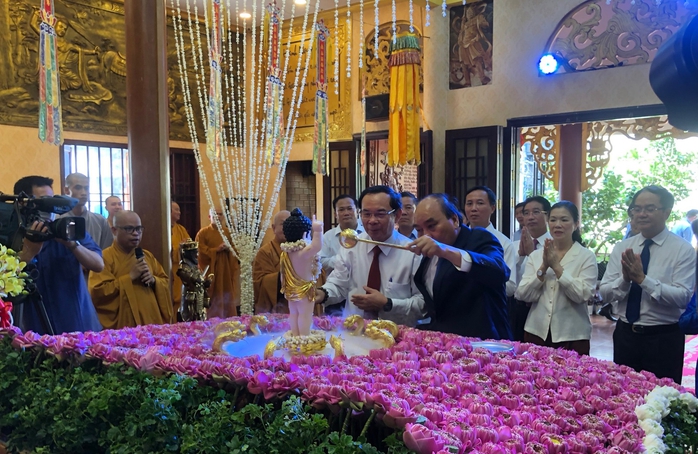 Chủ tịch nước Nguyễn Xuân Phúc thăm, chúc mừng Đại lễ Phật đản tại TP HCM - Ảnh 2.