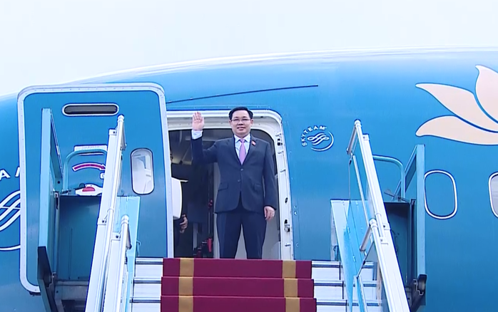 Chủ tịch Quốc hội Vương Đình Huệ lên đường thăm chính thức Lào - Ảnh 1.