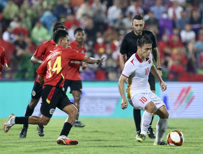 Thắng nhẹ nhàng U23 Timor Leste 2-0, U23 Việt Nam vào bán kết với vị trí nhất bảng - Ảnh 4.
