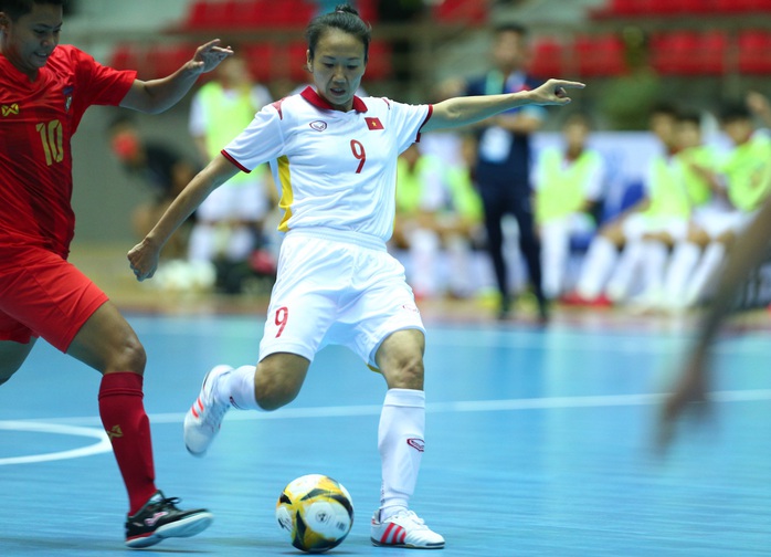 Thắng đậm Myanmar, Futsal nữ Việt Nam vượt qua Thái Lan trên bảng xếp hạng SEA Games - Ảnh 1.