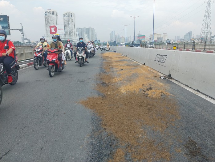 Người ngã sõng soài, xe máy văng liên tiếp trên cầu Sài Gòn - Ảnh 2.