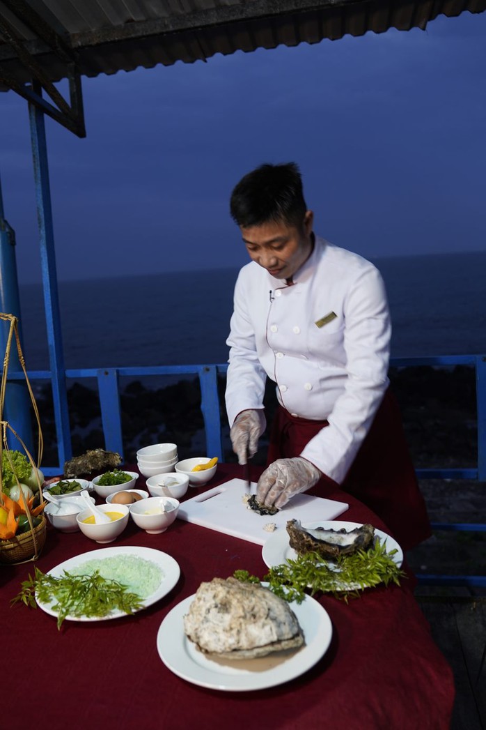 “Cooking show” hàu “vua” tại đảo Cồn Cỏ - Ảnh 4.